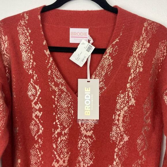 New BRODIE CASHMERE V Neck Sweater in Cinnamon/Champagne - Picture 3 of 13